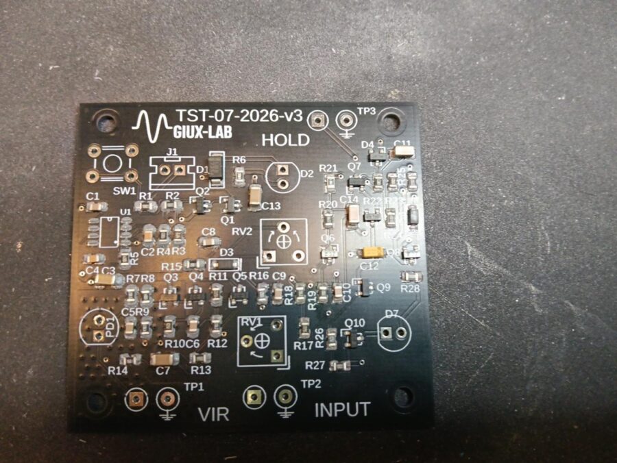 PCB GX-TXT-v3 con i componenti SMD posizionati sulla pasta saldante prima del reflow.
