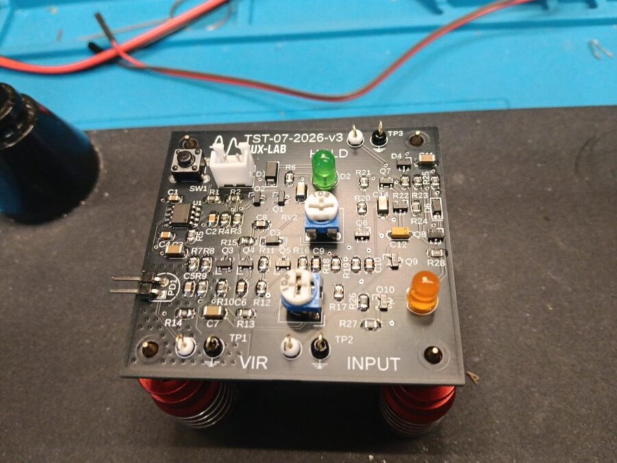 PCB GX-TXT-v3 completa dei componenti a foro passante e del connettore per il fotodiodo virtuale, pronta per la caratterizzazione.