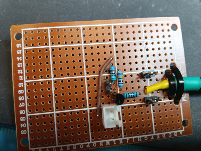 Fotodiodo virtuale realizzato su millefori con transistor 2N3904, ingresso GEN_IN su cavo coassiale e connettore JST-XH per VIR e massa.
