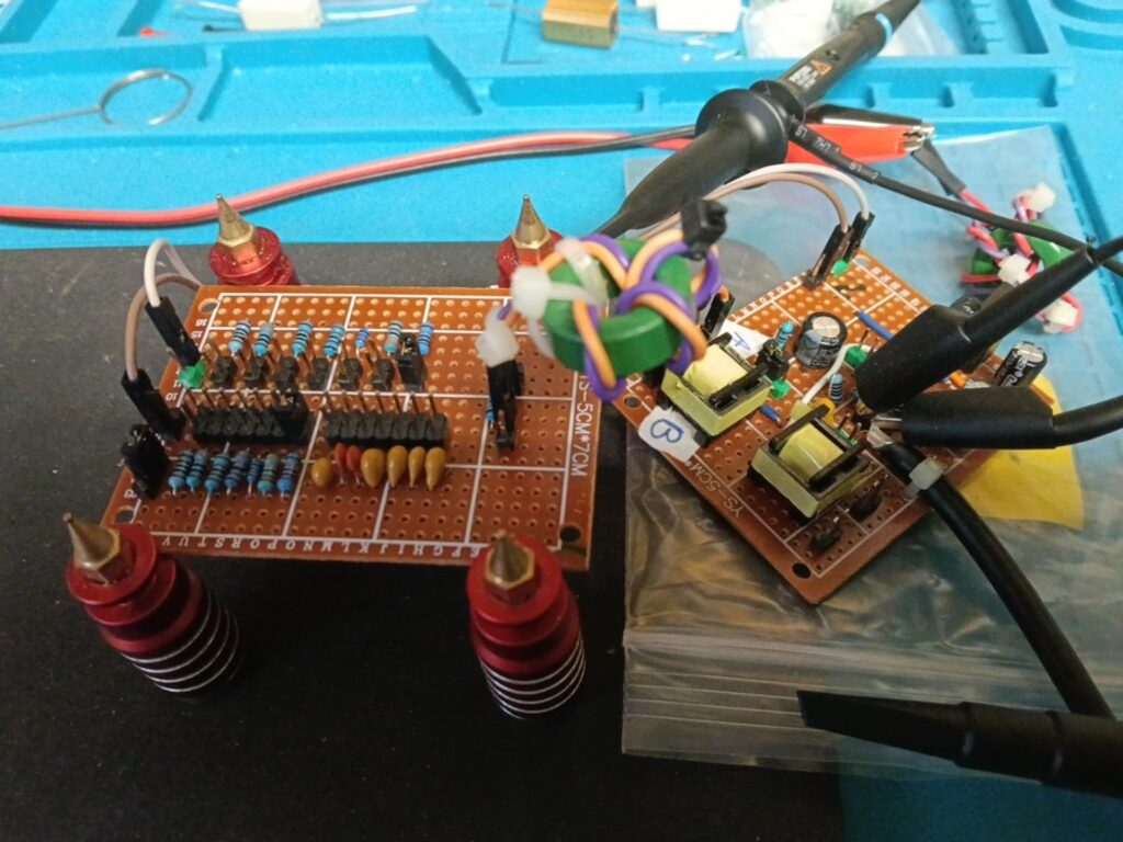Banco GX LII-2 collegato al banco di calibrazione per misure Bode, con sonde oscilloscopio e toroide in ferrite sui cavi di alimentazione.